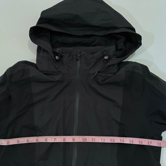 Lululemon Raindrop Jacket - Picture 10 of 10